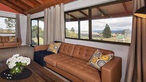 Living room - Peak View House (East Jindabyne)