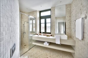 Shower, hair dryer, towels, shampoo - Thission Luxury Homes - Acropolis Residence by K&K (Athina)