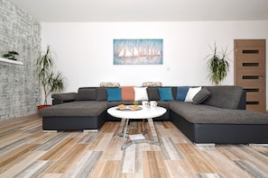 TV - Apartment Karlo 2 - with Pool, 70m from sea (Okrug Gornji)