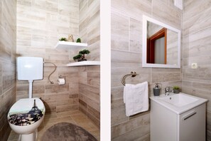 Douche, sĂšche-cheveux, serviettes fournies, papier toilette