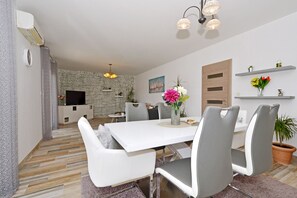 Dining - Apartment Karlo 2 - with Pool, 70m from sea (Okrug Gornji)