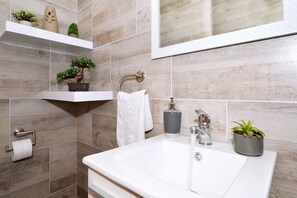 Dusche, Haartrockner, Handtücher, Toilettenpapier