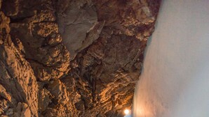 Una scala conduce a una stanza con un arco in pietra.