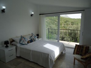 2 slaapkamers, een strijkplank/strijkijzer, reisbedje, wifi