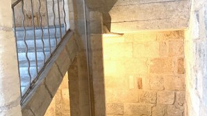 Eine Steintreppe mit Metallgeländern, die zu einer tiefer gelegenen Ebene führt.