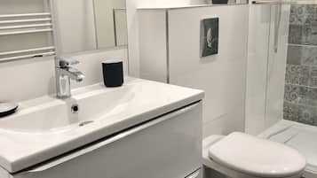 Secador de cabelo, toalhas de banho, sabonete, shampoo