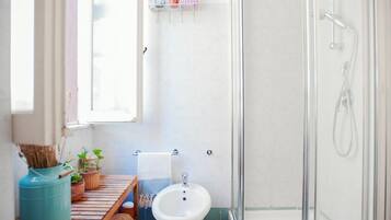 Dusche, Haartrockner, Bidet, Handtücher