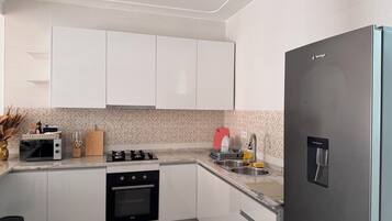 Geladeira, micro-ondas, fogão, cooktop