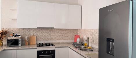 Kylskåp, mikrovågsugn, ugn och spishäll