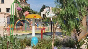 Ein Wasserpark mit verschiedenen Spielbereichen, darunter Rutschen und einer Wassersäule.