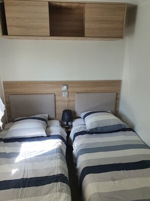 2 bedrooms, iron/ironing board, WiFi - 4/6 person mobile home by the sea in Valras Plage (Valras Plage)
