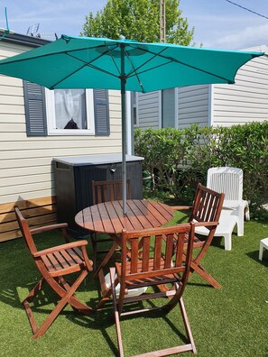 Outdoor dining - 4/6 person mobile home by the sea in Valras Plage (Valras Plage)
