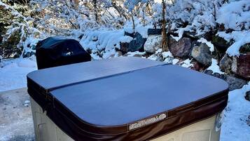 Banyera d'hidromassatge a l'aire lliure