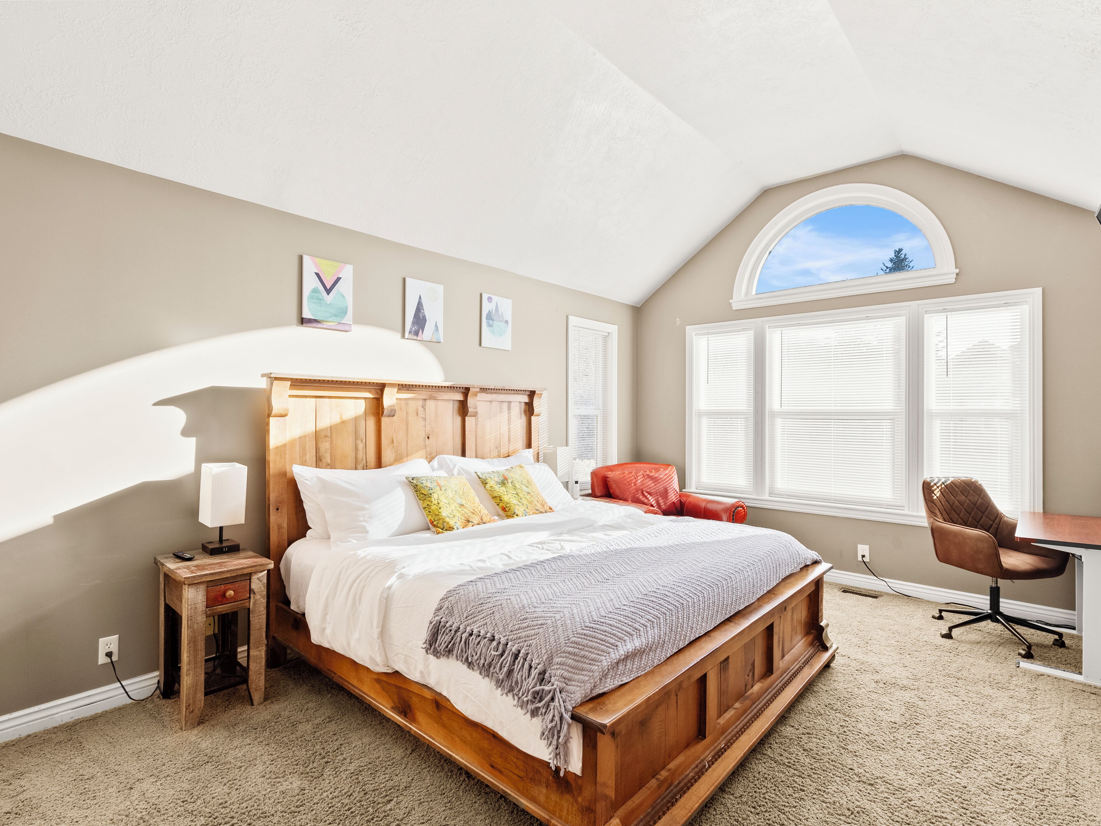 3 soverom, skrivebord, strykejern/-brett og reiseseng for barn