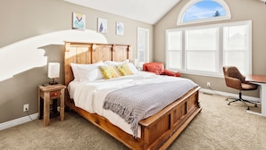 Une chambre à coucher avec un lit en bois, un bureau et une chaise.