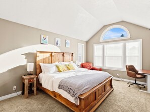 3 bedrooms, desk, iron/ironing board, travel crib