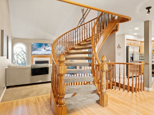 SKI Retreat Hot Tub, 1 Gbps, Foosball, Pool Table, & Pets allowed