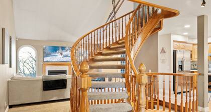 SKI Retreat Hot Tub, 1 Gbps, Foosball, Pool Table, & Pets allowed