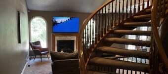 Mountain Retreat Hot Tub, 1 Gbps, Foosball, Pool Table, & Pets allowed