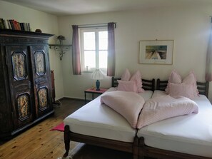 5 bedrooms, iron/ironing board, WiFi, bed sheets