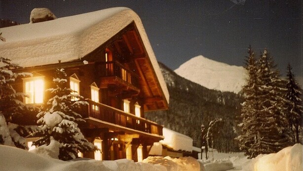A snow-covered lodge with a prominent wooden structure and a balcony. - Apartment "ERHOLUNG" for max. 7 persons (2191170) (St. Veit im Defereggental)