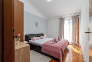 5 bedrooms, iron/ironing board, WiFi, bed sheets