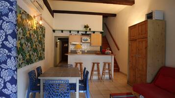 Télévision, livres, chaîne hi-fi