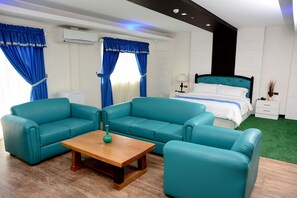 Executive-Suite | Schreibtisch, laptopgeeigneter Arbeitsplatz, Verdunkelungsvorhänge