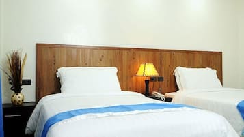 Meja kerja, ruang kerja ramah laptop, dan tirai kedap cahaya