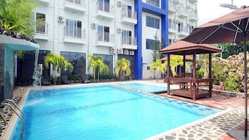 Kolam renang indoor, dengan cabana gratis