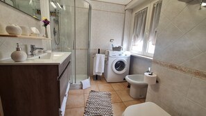 シャワー、ヘアドライヤー、ビデ、タオル