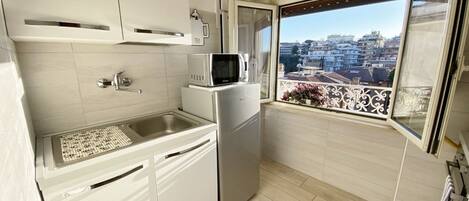 Kühlschrank, Mikrowelle, Ofen, Wasserkocher mit Kaffee-/Teezubehör