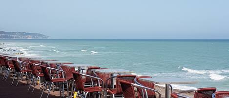 Vlak bij het strand, ligstoelen