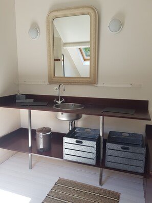 Een bad/douchecombinatie, een haardroger