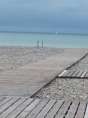 Vlak bij het strand, ligstoelen aan het strand