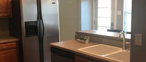 Réfrigérateur, four à micro-ondes, un four, surface de cuisson