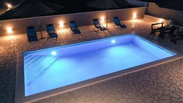 Alberca al aire libre y alberca climatizada