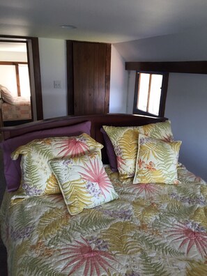 2 bedrooms, iron/ironing board, travel cot, free WiFi - Vintage Lake Ontario cottage built in 1902. (Kent)