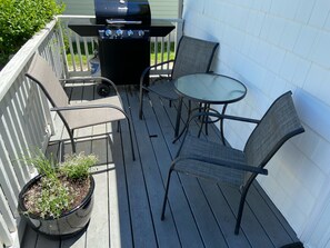 Outdoor dining - The Porch House - 2nd Ocean Block (Dewey Beach)