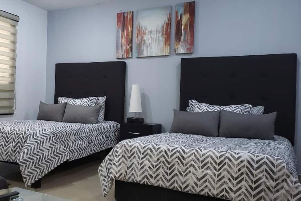 1 kamar tidur, minibar, meja kerja, dan setrika/meja setrika