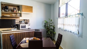 Coffee/tea maker, mini-fridge, microwave, cookware/dishes/utensils - CAPITAL O Lowe Suites (León)
