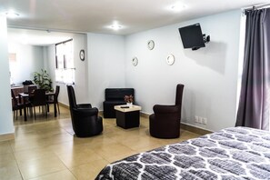 32-inch flat-screen TV with satellite channels, TV, Netflix - CAPITAL O Lowe Suites (León)