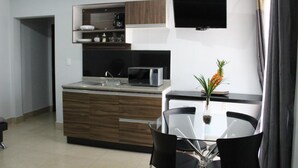 Minibar, desk, iron/ironing board, free WiFi - CAPITAL O Lowe Suites (León)