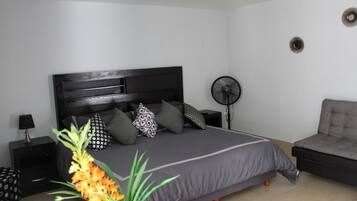 Suite junior | 1 dormitorio, minibar, escritorio y tabla de planchar con plancha