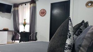 Minibar, escritorio, tabla de planchar con plancha y wifi gratis 