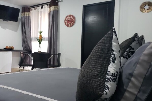 Minibar, escritorio, tabla de planchar con plancha y wifi gratis