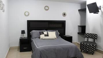 Suite Confort | 1 dormitorio, minibar, escritorio y tabla de planchar con plancha