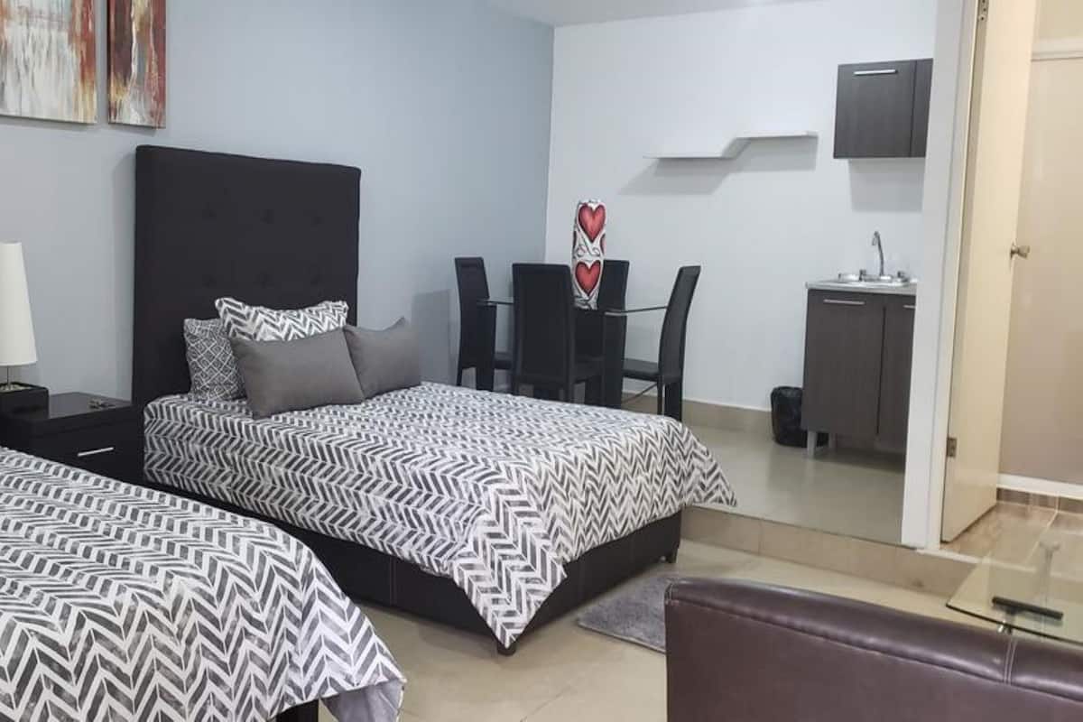 1 kamar tidur, minibar, meja kerja, dan setrika/meja setrika