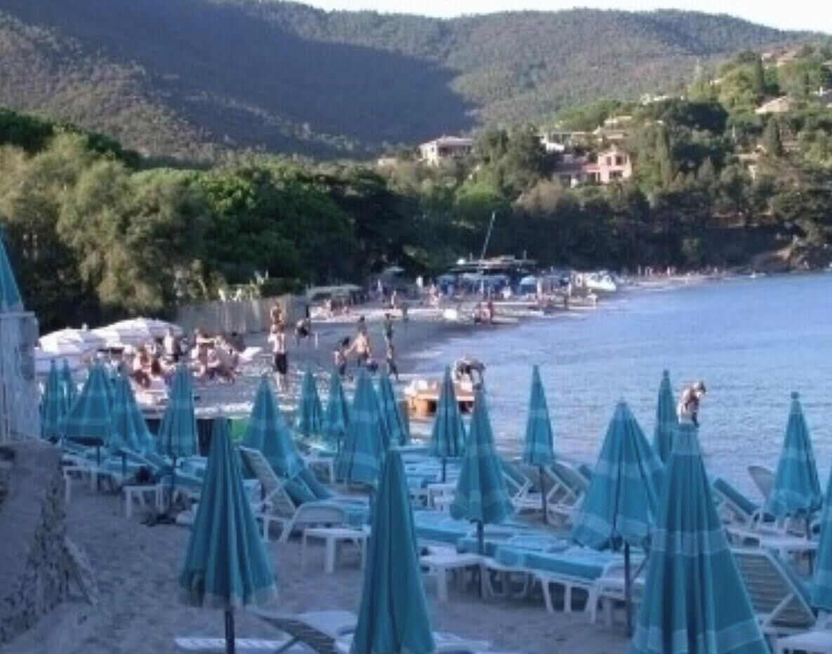 Plage à proximité, chaises longues