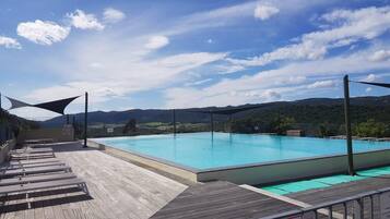 Een binnenzwembad en een buitenzwembad